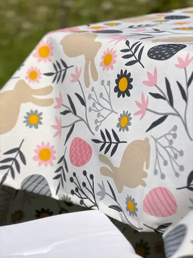 Водоотталкивающая Скатерть пасхальная Зайчики 220х140 см (+ 4 салфетки 30х40) Серый