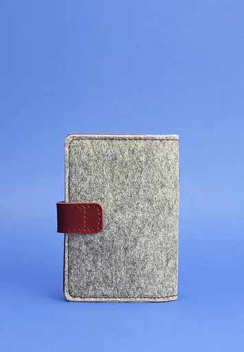 Фетровая обложка для паспорта 3.0 с кожаными бордовыми вставками - фото 5