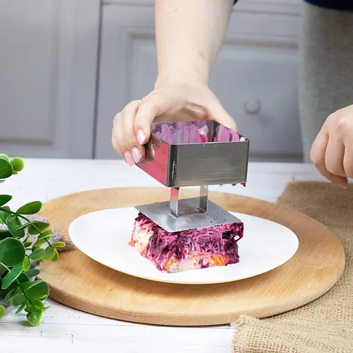 Квадратна форма з виштовхувачем для викладки/вирубки салатів та гарніру з нержавіючої сталі 8.3x8.3 см, Kitchen Master Металлик 85428 - фото 8