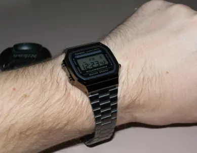 Чоловічі наручні годинники Casio Collection A168WEGG-1BEF зі сталевим браслетом - фото 2