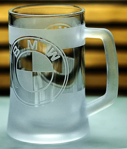 Пивний кухоль BMW 660 мл з гравіюванням Подарунок автолюбителю  Келих з логотипом авто БМВ та  легендарний слоган - фото 9