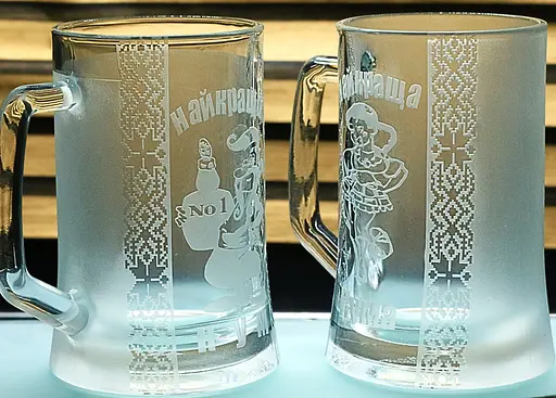 Набір пивних келихів 660 мл Кум та Кума з гравіюванням  Скляні кружки в українському стилі подарунок кумів - фото 2