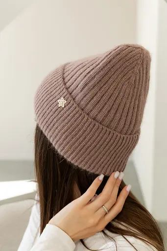 Женская зимняя шапка Бини Ангора с ангорой 80% орнаментом и флисовой подкладкой Светло-коричневый - фото 2