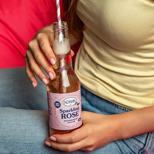 Нектар Коник Sparkling rose яблучний з червоним м'якушем 330мл - фото 2