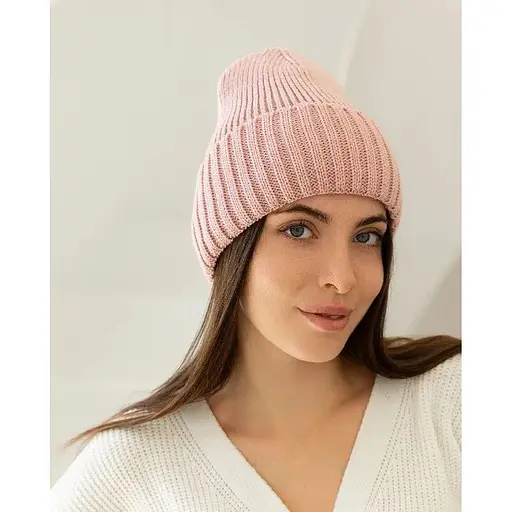 Женская вязаная шапка бини класик 20% шерсть с отворотом Светло Розовый - фото 1
