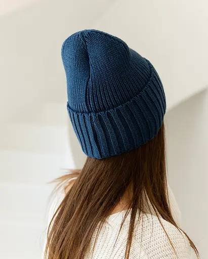 Женская вязаная шапка бини класик 20% шерсть с отворотом темно синий - фото 2