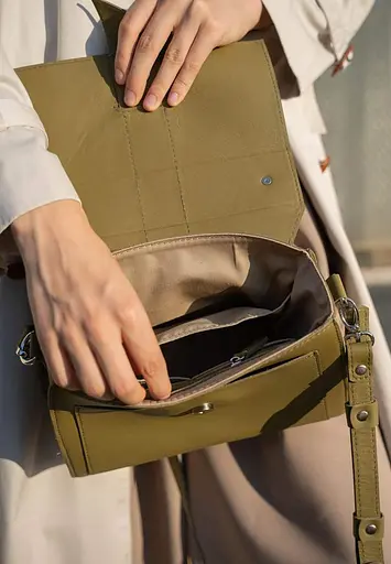 Женская кожаная сумка Ester оливковая - фото 6