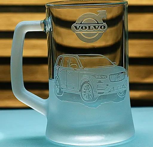 Пивний келих 660 мл з гравіюванням Вольво Volvo XC90 подарунок для автолюбителя  кухоль для пива - фото 1