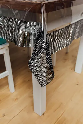 Скатертина силіконова з чорною стразовою стрічкою з камінцями подвійною 160х110 см - фото 3