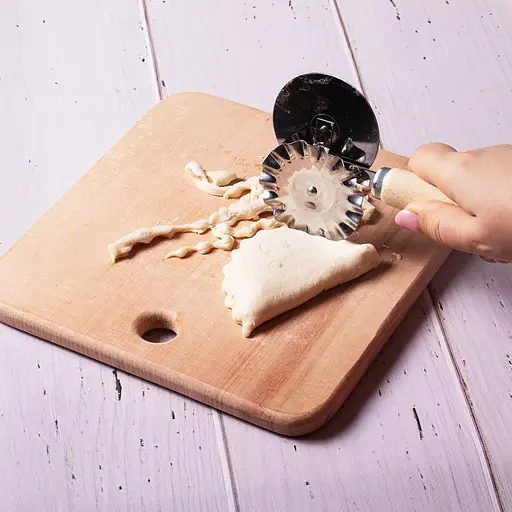 Багатофункціональний з'єднувальний ніж 2 в 1 для піци та тіста з роликом та дерев'яною ручкою 15.5 см, Kitchette 85667 - фото 7