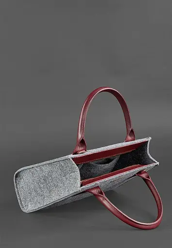 Женская фетровая сумка-кроссбоди Blackwood с кожаными бордовыми вставками. - фото 6