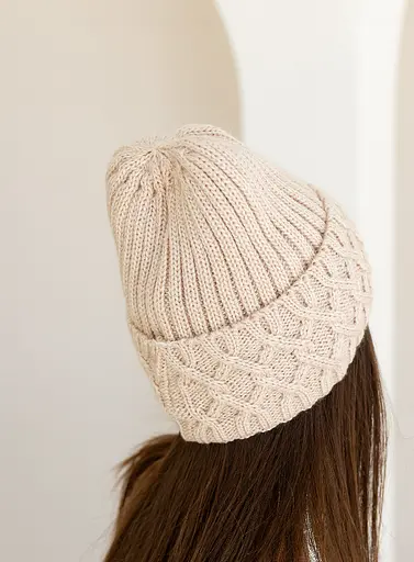 Женская зимняя шапка Виктория из шерсти 20% с узором и флисовой подкладкой Бежевый - фото 2