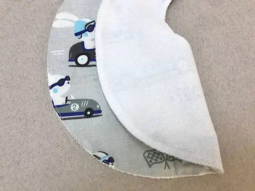Непромокаемый слюнявчик Moontime "Зайчики на машинках" - фото 2