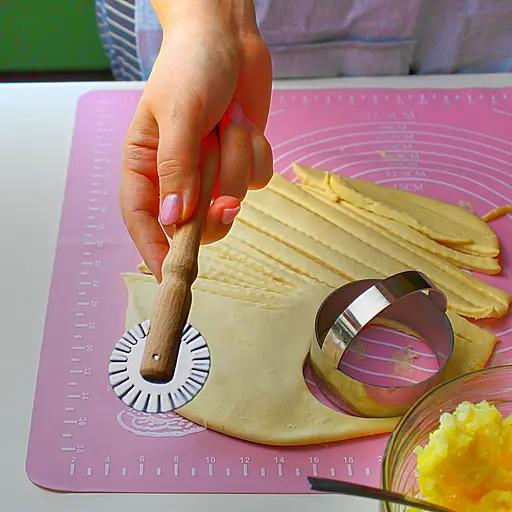 Ніж фігурний із дерев'яною ручкою для тіста 17 см, Kitchette 84149 - фото 5