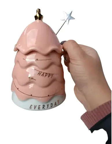 Керамічна чашка Різдвяна ялинка з кришкою та паличкою для розмішування 460 мл Рожевий - фото 3