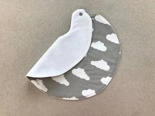 Непромокаемый слюнявчик Moontime "Облачка" - фото 2
