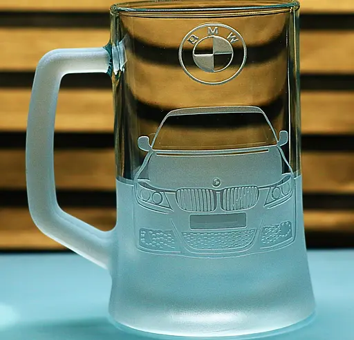 Пивний келих 660 мл з гравіюванням БМВ BMW седан подарунок для автолюбителя  кухоль для пива з логотипом авто - фото 1