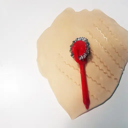 Нож ролик тесторез узкий фигурный зубчатый для теста и вырезания чебуреков Красный 84136 - фото 4