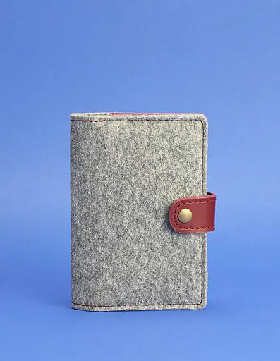 Фетровая обложка для паспорта 3.0 с кожаными бордовыми вставками - фото 1