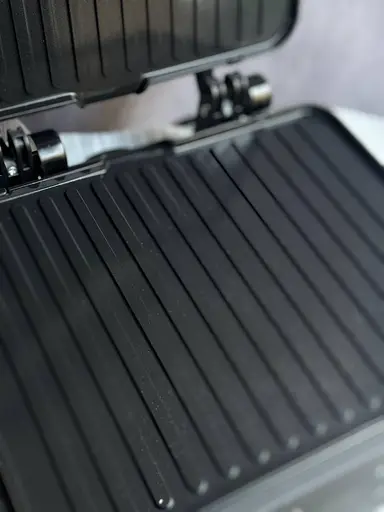 Прижимной контактный электрический гриль Grunhelm G2201 домашний с антипригарным покрытием 2200Вт Черный - фото 2