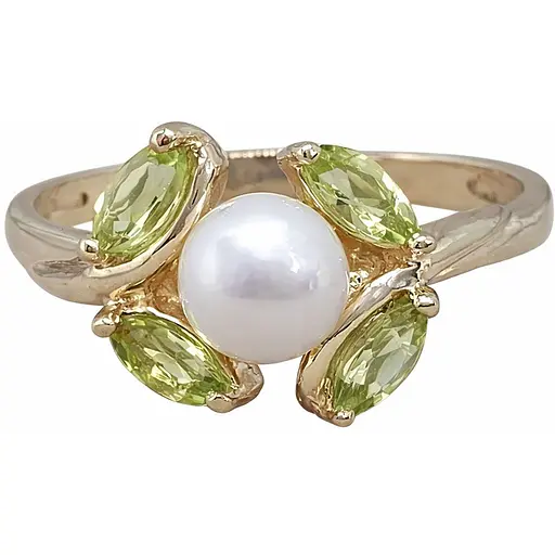 Золотое кольцо с жемчугом и хризолитом. 202269 19 - фото 1