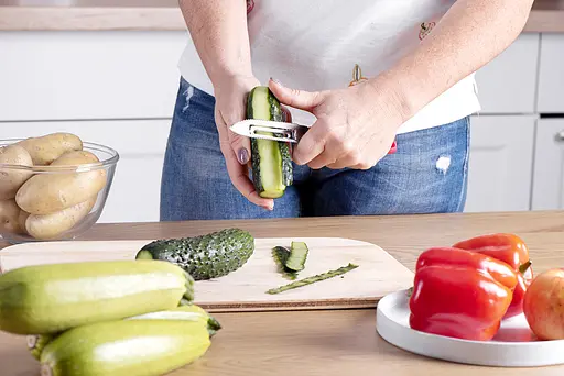 Ніж 2в1 економка овочечистка рибочистка великий з пластмасовою ручкою для очищення овочів та фруктів 20.5 см, Kitchette Червоний 83748 - фото 4