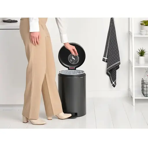 Бак для мусора Brabantia NewIcon Pedal Bin 20 л с педалью графитовой (233500) - фото 3