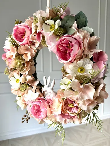 Интерьерный венок на двери из искусственных цветов Hvoya Нежность роза, гортензия, космея и керамические зайчики 35 см - фото 5