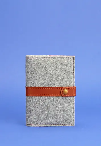 Фетровая обложка для паспорта 1.1 с кожаными коричневыми вставками - фото 2