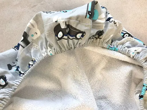 Непромокаемая простынь Moontime в коляску "Кролики в машинках" - фото 2