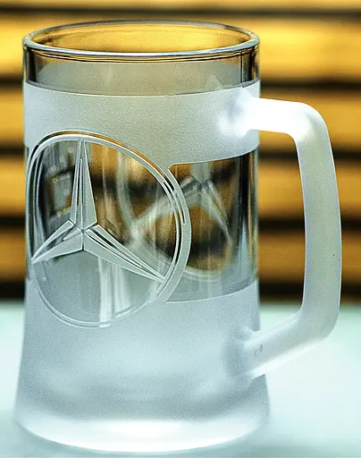 Пивний кухоль Mercedes-Benz 660 мл з гравіюванням Подарунок автолюбителю  Келих з логотипом авто Мерседес та легендарний слоган - фото 9