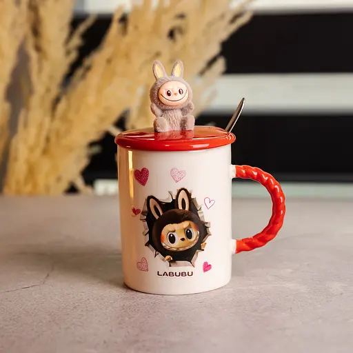 Чашка порцелянова Yiwu Labubu 300 мл з кришкою і ложкою червоний Yiwu FM-35D - фото 2