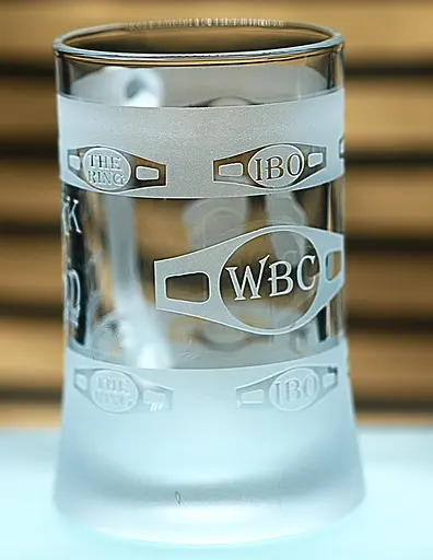 Пивний келих 660 мл Усік символ непереможності та волі до перемоги подарунок для фаната боксу кухоль з гравіюванням - фото 4