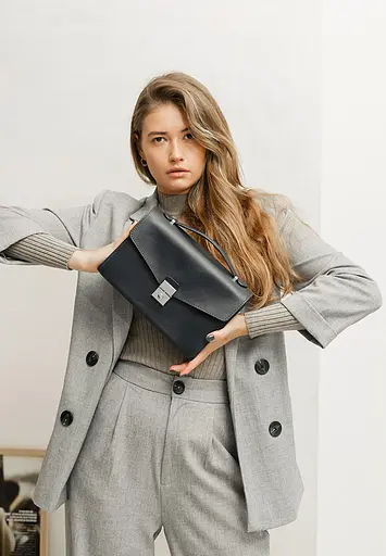 Жіноча шкіряна сумка-кроссбоді Lola чорна - фото 2