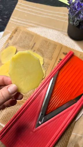 Ручний слайсер овочерізка з V-лезами з нержавіючої сталі для тонкої нарізки картоплі на чіпси, Kitchette Червоний 86964 - фото 4