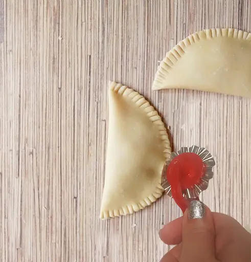 Нож ролик тесторез узкий фигурный зубчатый для теста и вырезания чебуреков Красный 84136 - фото 3