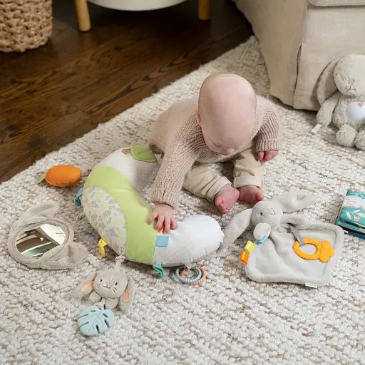 Мягкая подушка развивающая Ingenuity Cozy Prop Sylvi с игрушками (17328) - фото 7