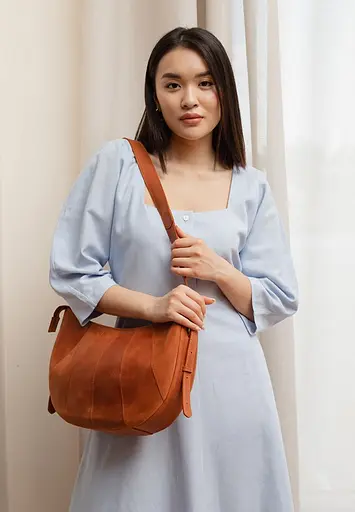 Шкіряна жіноча сумка Круасан свіло-коричнева - фото 6