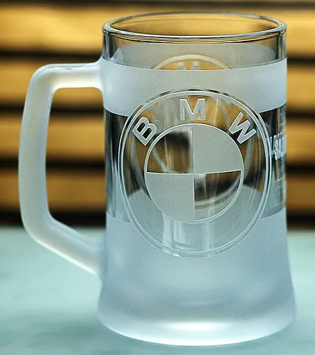 Пивний кухоль BMW 660 мл з гравіюванням Подарунок автолюбителю  Келих з логотипом авто БМВ та  легендарний слоган - фото 1