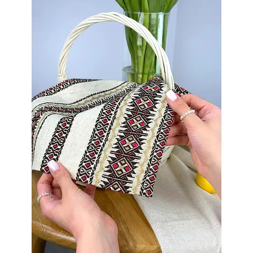 Комплект Великодній кошик Буковина (маленька) з лляним рушником 45х30 см Святогір (червоний) та свічкою - фото 3