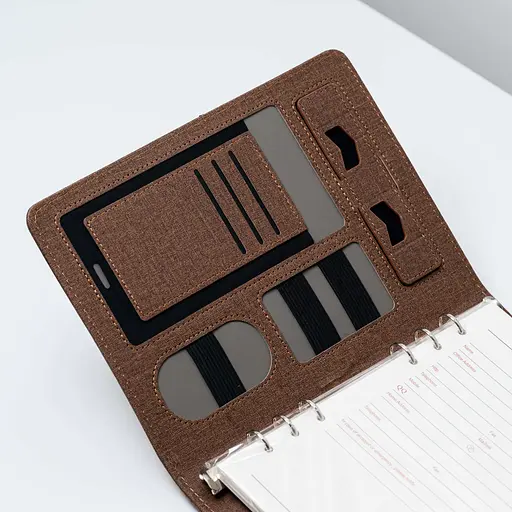 Текстильний коричневий бізнес щоденник-органайзер з бездротовою зарядкою з вбудованим Powerbank і флешкою з ручкою в коробці із якісного картону - фото 5