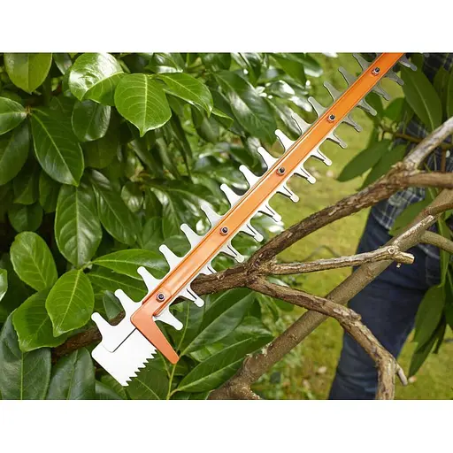 Уценка. Кусторез электрический Black+Decker BEHTS301 500 Вт диаметр веток 22 мм со вспомогательным ножом (BEHTS301) - фото 4