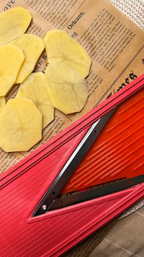 Ручний слайсер овочерізка з V-лезами з нержавіючої сталі для тонкої нарізки картоплі на чіпси, Kitchette Червоний 86964 - фото 8