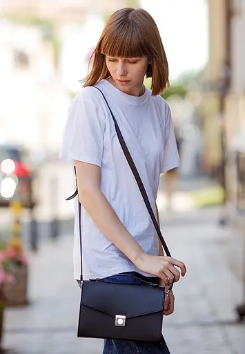 Жіноча шкіряна сумка-кроссбоді Lola чорна - фото 8