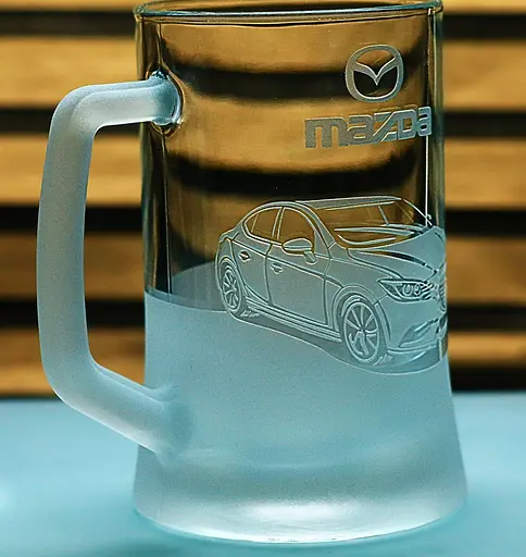 Пивний келих 660 мл з гравіюванням Mazda 3 Мазда 3 подарунок для автолюбителя  кухоль для пива з логотипом авто - фото 2