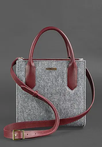 Женская фетровая сумка-кроссбоди Blackwood с кожаными бордовыми вставками. - фото 3