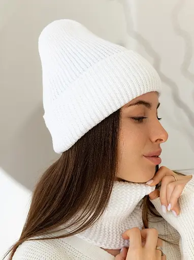 Жіноча в'язана шапка і хомут набір 2 вовна 20% з відворотом Білий - фото 2