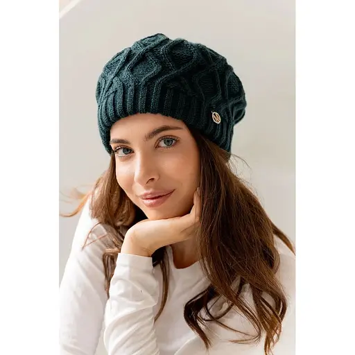 Женский зимний берет Оран из акрила и шерсти 80% с двойной вязкой Темно Зеленый - фото 1