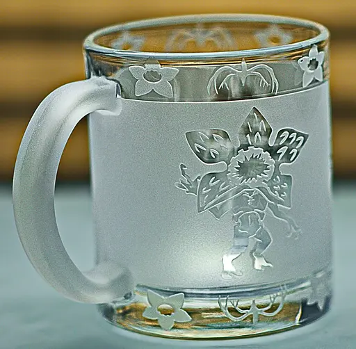 Скляна чашка 320 мл Stranger Things Дивні дива з гравіюванням Подарунок фанату серіалу  Кружка з логотипом векна демогорган - фото 1