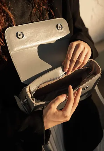 Женская кожаная мини сумка Moment серая - фото 4